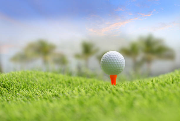 golfball auf abschlag bereit, geschossen zu werden. - golf power golf course challenge stock-fotos und bilder
