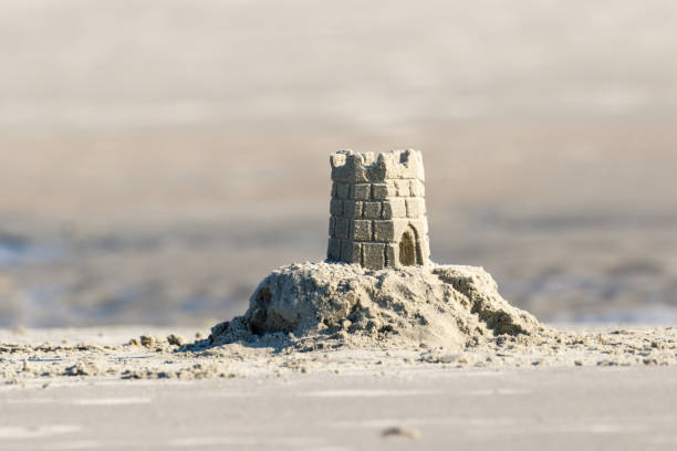 Castelo da areia da praia na costa de mar - foto de acervo