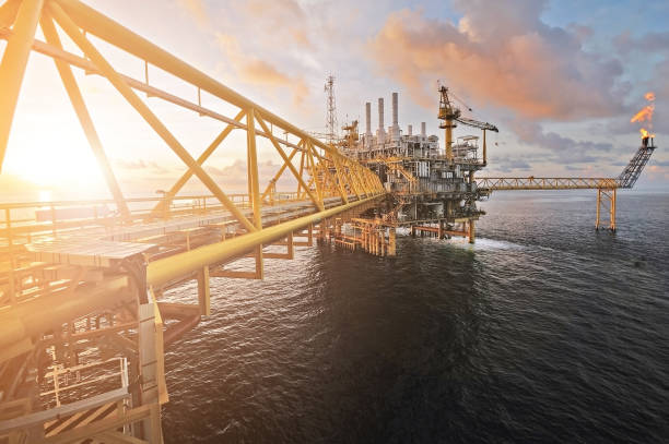 piattaforma petrolifera e del gas o piattaforma di costruzione piattaforma offshore. - oil industry oil rig fuel and power generation tower foto e immagini stock