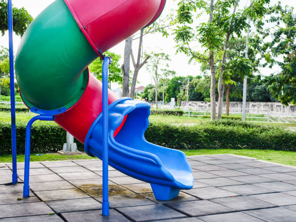 屋外の公園でカラフルな子供の遊び場。 - playground schoolyard playful playing ストックフォトと画像