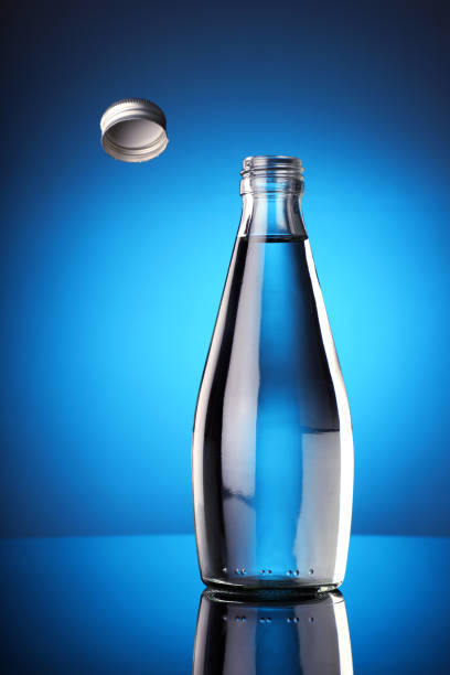 o conceito do desafio do tampão de frasco-água fresca em um frasco com o vôo aberto do tampão - transparent ideas lid glass - fotografias e filmes do acervo