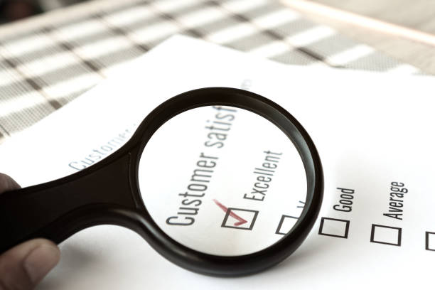 Survey form feedback satisfaction concept: Customer use magnifying glass for checklist excellent over application form document. Opinion question choice fill checkmark for business marketing research concepto de satisfacción de comentarios del formulario de encuesta: el uso del cliente de la lupa para la lista de verificación excelente sobre el documento del formulario de solicitud. opción de pregunta de opinión llenar marca de verificación para l