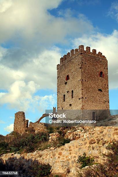 Ruínas Do Castelo Na Sicília - Fotografias de stock e mais imagens de Acabado - Acabado, Castelo, Itália