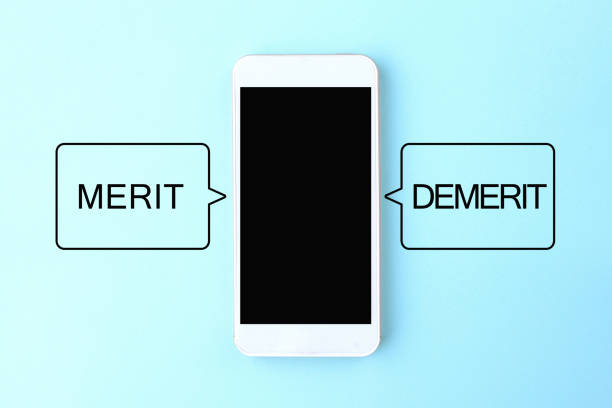 スマートフォンのメリットとデメリット - メリット　デメリット ストックフォトと画像