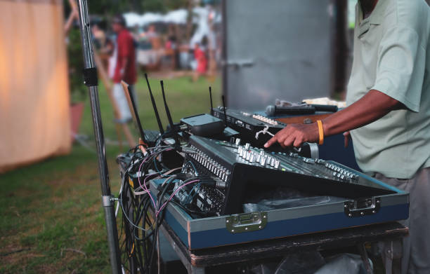dj spielt musik im traditionellen live-festival - faders stock-fotos und bilder