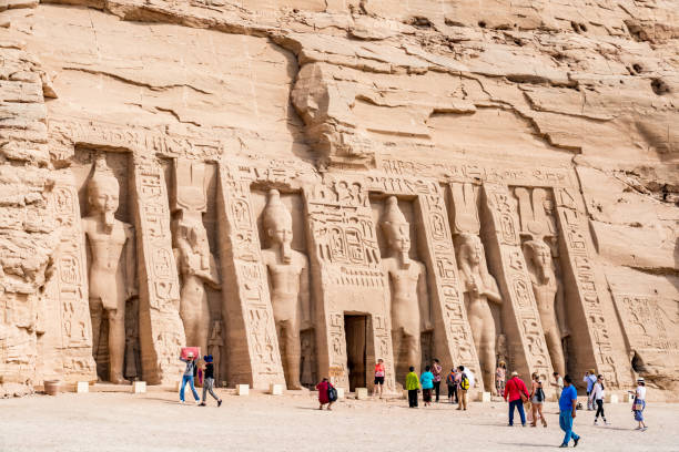 아부 심벨 사원 - 파라오 람세스 대왕, 이집트에 의해 지어진 웅장한 랜드 마크 - abu simbel rock africa rameses ii 뉴스 사진 이미지