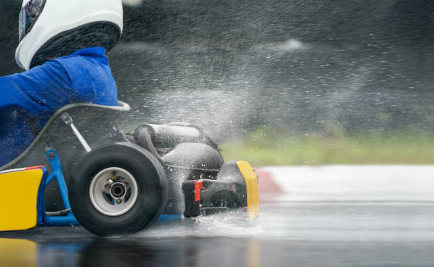 go kart aumentar la velocidad con neumático de lluvia en la pista de carreras - tire car brake rain fotografías e imágenes de stock