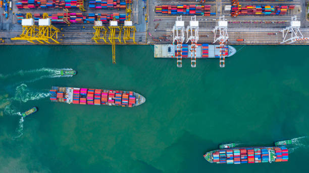 hava görünümü kargo gemisi terminali, kargo gemisi terminali vinç boşaltma, konteyner ve konteyner gemisi ile havadan görünüm sanayi portu. - usa netherlands stok fotoğraflar ve resimler