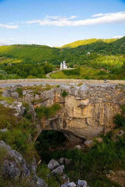 paysage avec le pont de dieu un pont naturel en roumanie - circulated photos et images de collection