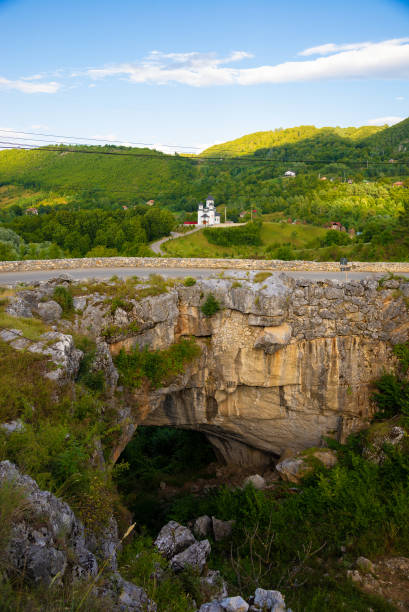 paesaggio con ponte di dio un ponte naturale in romania - circulated foto e immagini stock