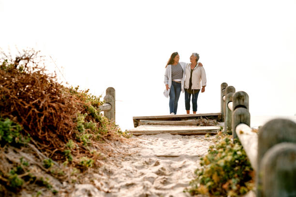 przeszliśmy przez wiele różnych środowisk razem - beach family boardwalk footpath zdjęcia i obrazy z banku zdjęć