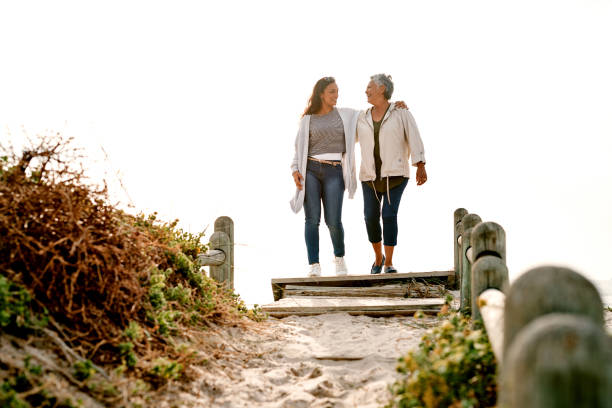 juntos a cada passo do caminho - beach family boardwalk footpath - fotografias e filmes do acervo