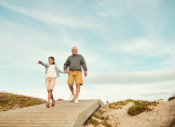 jesteśmy prawie tam papa - beach family boardwalk footpath zdjęcia i obrazy z banku zdjęć