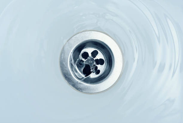 przepływ wody do odpływu w wannie - drain sink water pipe bathroom zdjęcia i obrazy z banku zdjęć