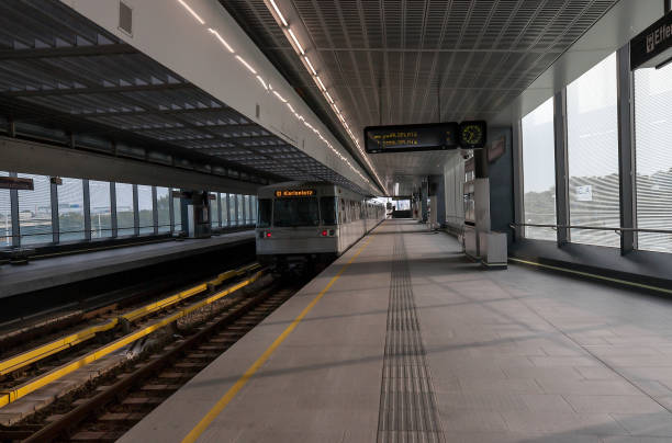 pusta stacja metra i pociąg w wiedniu, austria - vienna karlsplatz austria subway train zdjęcia i obrazy z banku zdjęć