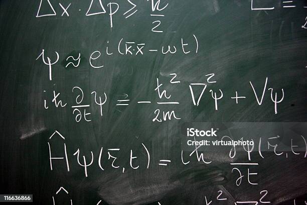 Foto de Equações Em Um Quadro Negro e mais fotos de stock de Fotografia - Imagem - Fotografia - Imagem, Fórmula Matemática, Aluno do Ensino Médio