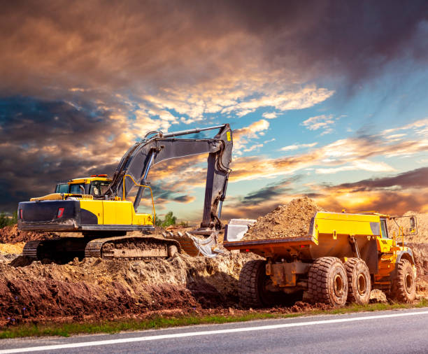 koparka i wywrotka na placu budowy - earth mover digging land bulldozer zdjęcia i obrazy z banku zdjęć