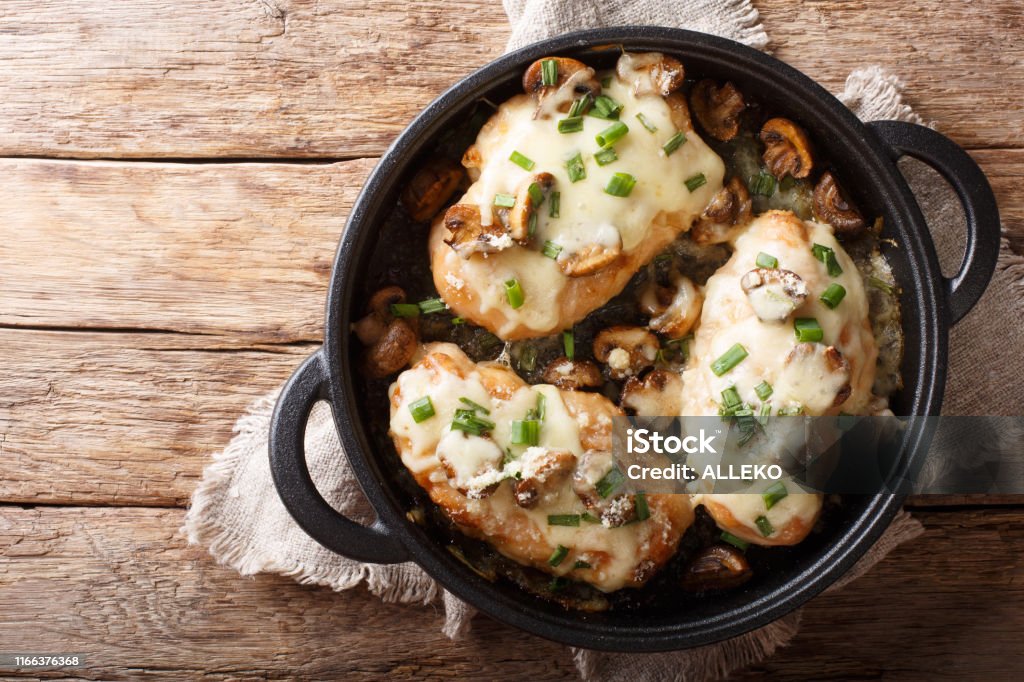 Pechugas De Pollo Lombardía Cocinadas Con Champiñones Cebollas Verdes Queso Mozzarella Y Primer Plano De Parmesano Vista Superior Horizontal Foto de ...