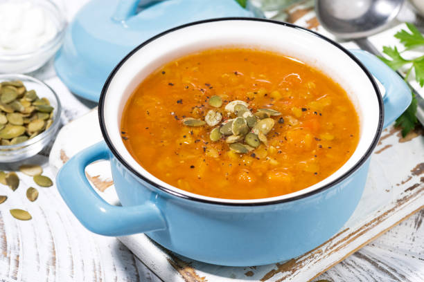 zdrowy obiad. pikantna zupa dyniowa z soczewicą w rondlu, zbliżenie - thanksgiving vegetarian food pumpkin soup zdjęcia i obrazy z banku zdjęć