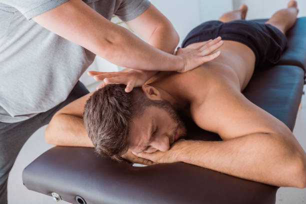 mann erhält entspannende rückenmassage - human spine chiropractic adjustment backache human bone stock-fotos und bilder