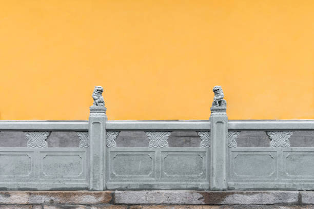parete gialla e terrazza nel tempio del buddha di giada, shanghai, cina - shanghai temple door china foto e immagini stock