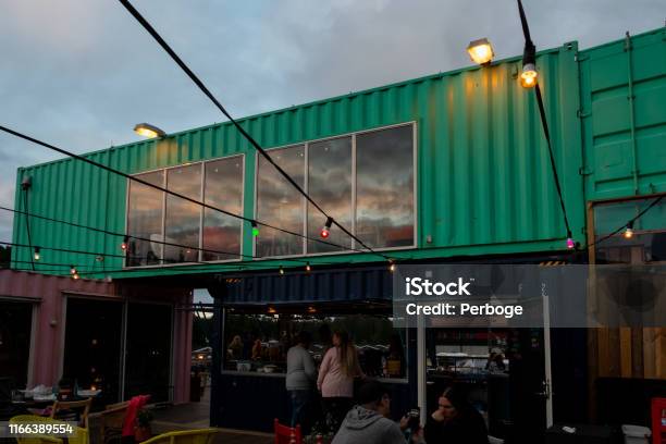 Foto de Opinião Dianteira Exterior Da Noite Da Fachada De Um Restaurante Popup Do Recipiente Com Janelas E Uma Barra Com Os Povos Em Ullared Sweden e mais fotos de stock de Contêiner de carga