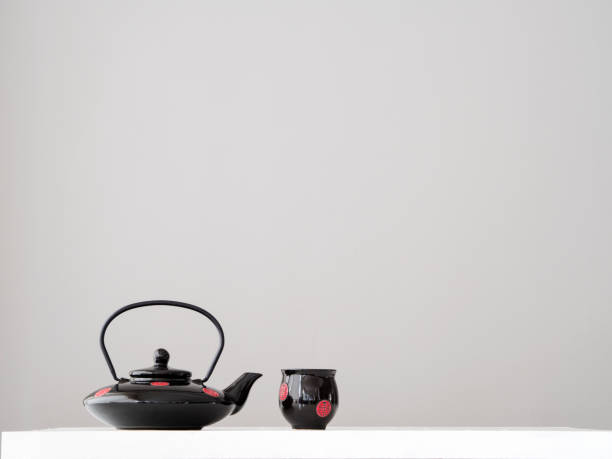 tè cinese impostato su sfondo grigio, teiera nera - chinese tea teapot isolated tea foto e immagini stock