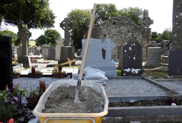 墓地手押し車 - celtic cross 写真 ストックフォトと画像