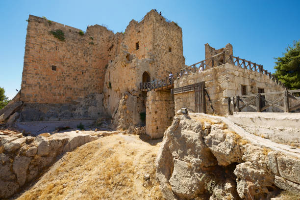 les touristes visitent les ruines de la forteresse d'ajloun à ajloun, en jordanie. - ajlun photos et images de collection