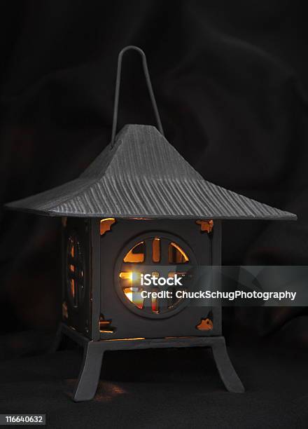 Lanterna A Lume Di Candela Giardino Stile Asiatico - Fotografie stock e altre immagini di Etereo - Etereo, Lanterna - Attrezzatura per illuminazione, Accessorio per le lampade