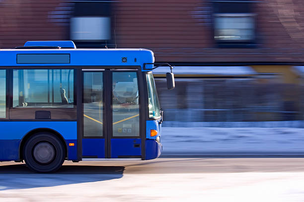 bus - öffentliches verkehrsmittel stock-fotos und bilder