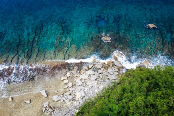 vista vertical del cielo para la playa de guam - guam fotografías e imágenes de stock