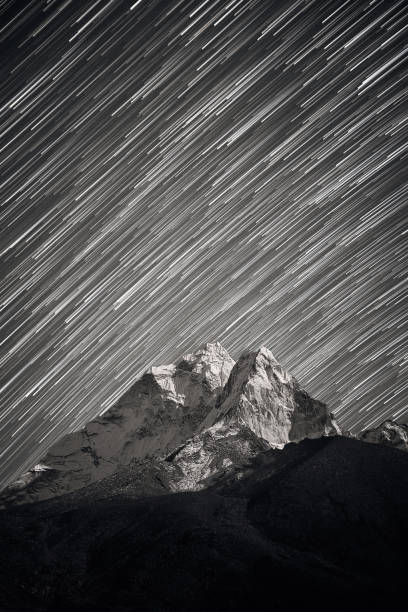 アマ・ダブラム山頂の上に降り降る星は、明るい月明かりで照らされます。ヒマラヤ山脈の上を星が見えます。 - amadablam ��ストックフォトと画像