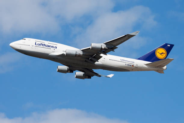 lufthansa boeing 747-400 d-abvm odlot samolotu pasażerskiego na lotnisku we frankfurcie - boeing boeing 747 airplane cargo container zdjęcia i obrazy z banku zdjęć