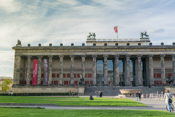 malerischer blick auf den vorgarten, lustgarten, auf das alte museum auf der museumsinsel, museumsinsel, in der nähe des ehemaligen kaiserschlosses stadschloss - berlin cathedral berlin germany museum island sunlight stock-fotos und bilder