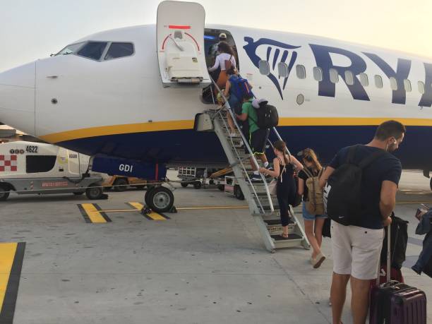 pasażerowie wsiadający do samolotu ryanair - ciampino airport zdjęcia i obrazy z banku zdjęć