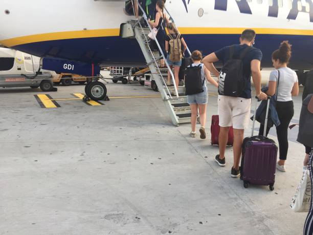 pasażerowie wsiadający do samolotu ryanair - ciampino airport zdjęcia i obrazy z banku zdjęć