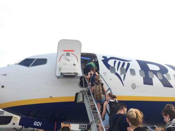 pasażerowie wsiadający do samolotu ryanair - ciampino airport zdjęcia i obrazy z banku zdjęć