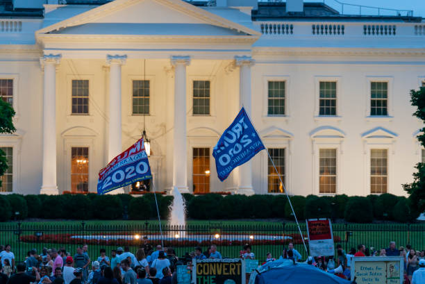 백악관에서 도널드 트럼프 대통령 지지자및 시위대 - white house president of the usa lafayette square eastern usa 뉴스 사진 이미지