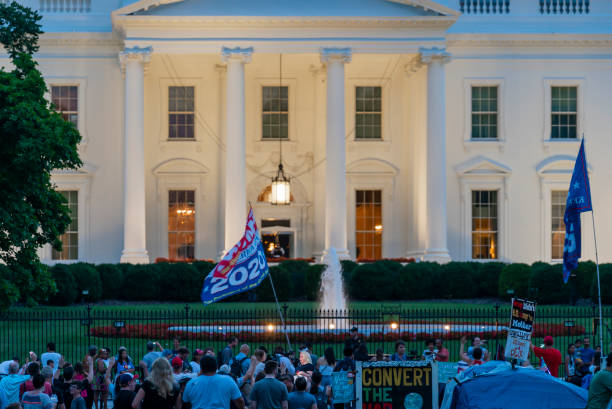 백악관에서 도널드 트럼프 대통령 지지자및 시위대 - white house president of the usa lafayette square eastern usa 뉴스 사진 이미지