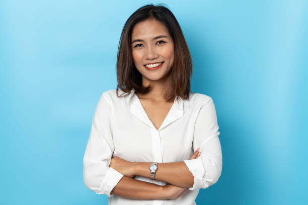 retrato mujer de negocios asiática sobre fondo azul - etnias asiáticas e indias fotografías e imágenes de stock