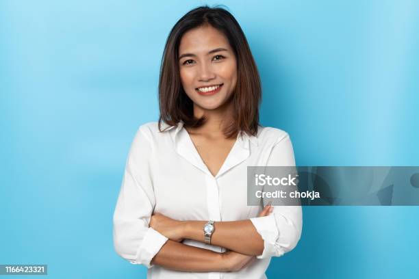 Retrato Mujer De Negocios Asiática Sobre Fondo Azul Foto de stock y más banco de imágenes de Etnias asiáticas e indias