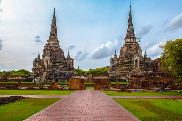 таиланд, аютхайя, ват чайватнарам, старая руина, построенная структура - wat chaiwattanaram стоковые фото и изображения