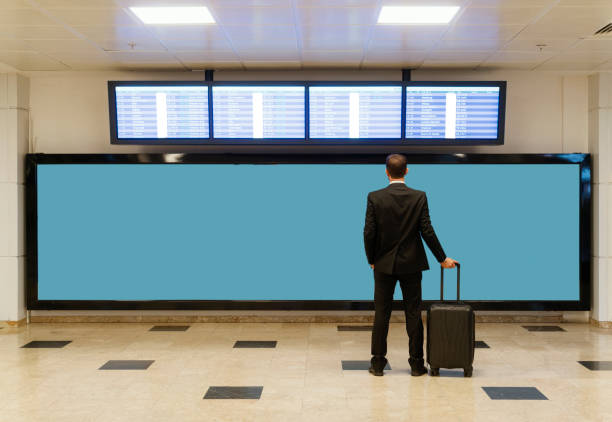 uomo d'affari in aeroporto - subway station billboard poster billboard posting foto e immagini stock