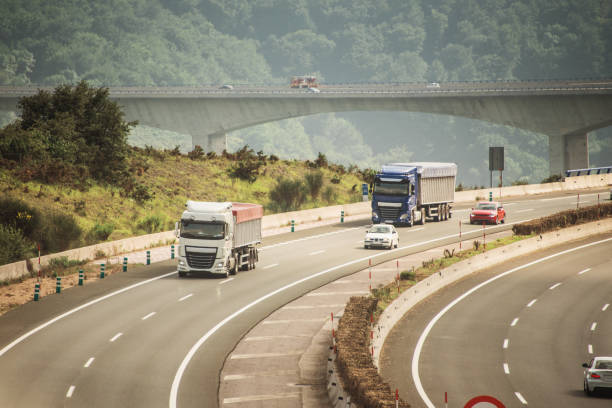 mehrspurige autobahn mit kurven - driving industry land vehicle multiple lane highway stock-fotos und bilder