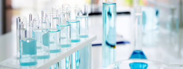 青色の背景に分子構造を持つ化学科学教育研究室のガラスフラスコ - 化学 ストックフォトと画像