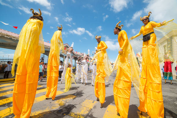 carnaval en dominique, antilles. parade - groupe sur pilotis - stilts photos et images de collection