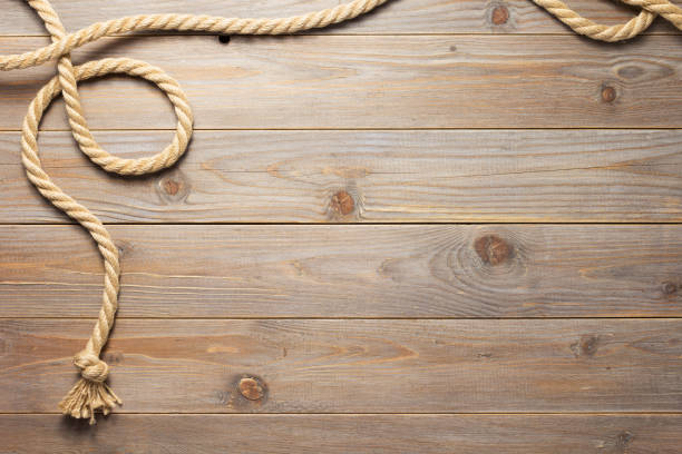 корабельная веревка на деревянном фоне доски - wood yacht textured nautical vessel стоковые фото и изображения