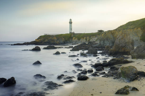 puesta de sol sobre pigeon point light house y hostel viewed desde el sur. - pigeon point lighthouse fotografías e imágenes de stock