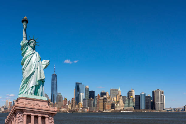 la estatua de la libertad sobre la escena de la ciudad de nueva york lado del río cuyo lugar es manhattan inferior,arquitectura y edificio con concepto turístico - new york city skyline new york state freedom fotografías e imágenes de stock